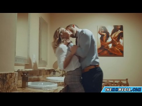❤️ وقتی یک بلوند بی تنه شما را در یک دستشویی عمومی اغوا می کند ❤️❌ فوق پورن در ما ❌️❤